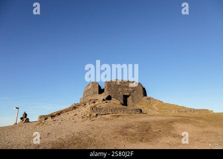La Jubilee Tower au sommet de Moel Famau dans la chaîne de Clwydian, au nord du pays de Galles Banque D'Images