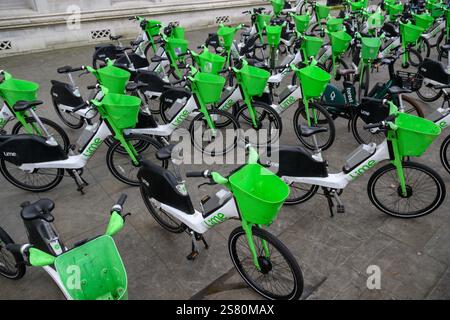 Location de vélos électriques de lime laissés sur le trottoir, Parliament Square, Westminster, Londres, Royaume-Uni. 18 janvier 2025 Banque D'Images