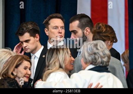 Washington, États-Unis d'Amérique. 20 janvier 2025. Elon Musk arrive avant que la nauguration de Donald Trump en tant que 47e président des États-Unis ait lieu à l’intérieur de la rotonde du Capitole du bâtiment du Capitole américain à Washington, DC, lundi 20 janvier 2025. Il s’agit de la 60e investiture présidentielle américaine et de la deuxième investiture non consécutive de Trump en tant que président américain. Crédit : Kenny Holston/Pool via CNP/Sipa USA crédit : Sipa USA/Alamy Live News Banque D'Images