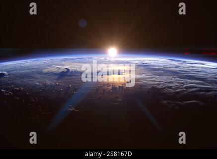 Lever du soleil sur la planète Terre, vue de l'espace. Le Soleil se lève à l'horizon. Belle planète bleue Terre. Cette image éléments fournis par la NASA. Banque D'Images
