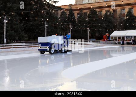 Récolteuse de glace, machine de nettoyage de glace, machine de resurfaçage de glace, zamboni nettoie la glace sur la patinoire d'hiver. Sports d'hiver, vacances. Ville de Dnipro Ukrai Banque D'Images
