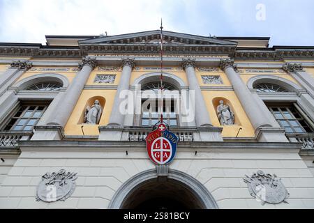 Lugano, Suisse - 22 décembre 2024 : façade néoclassique de l'hôtel de ville de Lugano avec statues et emblème de la ville Banque D'Images
