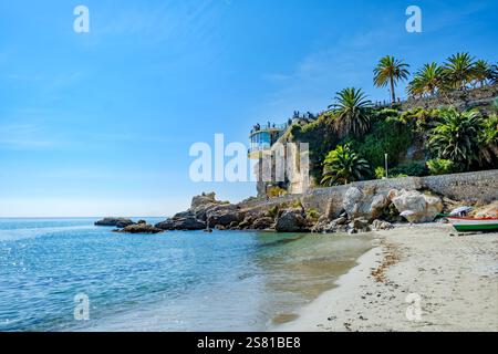 Nerja Espagne. Une vue latérale du balcon de Europa situé sur le front de mer. C'est une attraction touristique populaire offrant une vue sur la mer Méditerranée Banque D'Images