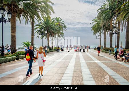 Nerja Espagne. Touristes appréciant balcon de Europa situé sur le front de mer. C'est une attraction touristique populaire offrant une vue sur la mer Méditerranée Banque D'Images
