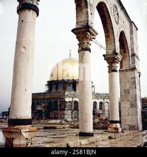 Weithin sichtbare goldene Kuppel auf dem Felsendom à Jérusalem, Palästina 1963. Toit doré du Dôme du Rocher à Jesusalem, Palestine 1963. Banque D'Images