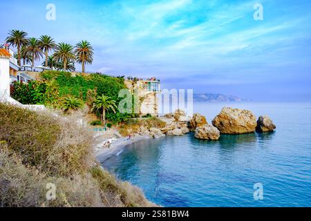 Nerja Espagne. Une vue latérale du balcon de Europa situé sur le front de mer. C'est une attraction touristique populaire offrant une vue sur la mer Méditerranée Banque D'Images