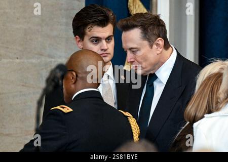 Washington DC, États-Unis. 20 janvier 2025. Elon Musk arrive avant que l’investiture de Donald Trump en tant que 47e président des États-Unis ait lieu à l’intérieur de la rotonde du Capitole du bâtiment du Capitole américain à Washington, DC, lundi 20 janvier 2025. Il s’agit de la 60e investiture présidentielle américaine et de la deuxième investiture non consécutive de Trump en tant que président américain. Crédit : Kenny Holston/Pool via CNP/MediaPunch crédit : MediaPunch Inc/Alamy Live News Banque D'Images