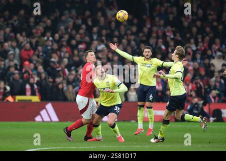 Nottingham, Royaume-Uni. 19 janvier 2025. Nottingham, Angleterre - 19 janvier : Jan Bedarek de Southampton concourt pour le ballon avec Chris Wood de Nottingham Forest lors du match de premier League 2024/25 entre Nottingham Forest FC et Southampton FC au City Ground le 19 janvier 2025 à Nottingham, Angleterre. (Paul Bonser/SPP) crédit : photo de presse SPP Sport. /Alamy Live News Banque D'Images