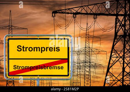 Strompreis und Strompreisbremse Ein Wegweiser mit der Aufschrift Strompreis und Strompreisbremse steht vor vielen Hochspannungsmasten BEI Abendrot - F Banque D'Images
