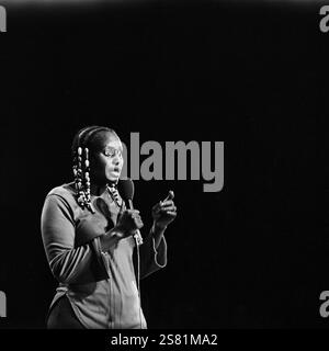 Die legendäre südafrikanische Sängerin, Songschreiberin, Schauspielerin und Aktivistin Miriam Makeba (Zenzile Miriam Makeba), alias Mama Africa, die mit einem Sonderkonzert den Höhepunkt der zweiten Hälfte des 15. Festivals des politischen Liedes im neu-erbauten Ost-Berliner Friedrichstadt-Palast markierte. Den Auftritt nahm sie außerdem als Möglichkeit nahm, um das apartheid-System in ihrem Heimatland anzuprangern und um die Bemühungen um Nelson Mandelas Freilassung der DDR-Öffentlichkeit näher zu bringen, DDR 1985. | la légendaire chanteuse, compositrice, actrice et militante sud-africaine Miriam Banque D'Images