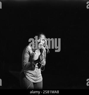 Die legendäre südafrikanische Sängerin, Songschreiberin, Schauspielerin und Aktivistin Miriam Makeba (Zenzile Miriam Makeba), alias Mama Africa, die mit einem Sonderkonzert den Höhepunkt der zweiten Hälfte des 15. Festivals des politischen Liedes im neu-erbauten Ost-Berliner Friedrichstadt-Palast markierte. Den Auftritt nahm sie außerdem als Möglichkeit nahm, um das apartheid-System in ihrem Heimatland anzuprangern und um die Bemühungen um Nelson Mandelas Freilassung der DDR-Öffentlichkeit näher zu bringen, DDR 1985. | la légendaire chanteuse, compositrice, actrice et militante sud-africaine Miriam Banque D'Images
