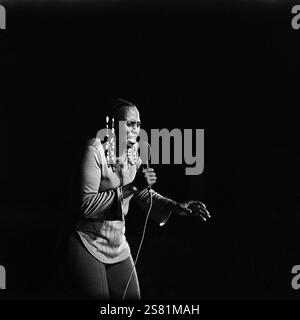 Die legendäre südafrikanische Sängerin, Songschreiberin, Schauspielerin und Aktivistin Miriam Makeba (Zenzile Miriam Makeba), alias Mama Africa, die mit einem Sonderkonzert den Höhepunkt der zweiten Hälfte des 15. Festivals des politischen Liedes im neu-erbauten Ost-Berliner Friedrichstadt-Palast markierte. Den Auftritt nahm sie außerdem als Möglichkeit nahm, um das apartheid-System in ihrem Heimatland anzuprangern und um die Bemühungen um Nelson Mandelas Freilassung der DDR-Öffentlichkeit näher zu bringen, DDR 1985. | la légendaire chanteuse, compositrice, actrice et militante sud-africaine Miriam Banque D'Images