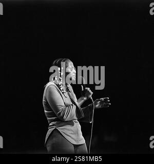 Die legendäre südafrikanische Sängerin, Songschreiberin, Schauspielerin und Aktivistin Miriam Makeba (Zenzile Miriam Makeba), alias Mama Africa, die mit einem Sonderkonzert den Höhepunkt der zweiten Hälfte des 15. Festivals des politischen Liedes im neu-erbauten Ost-Berliner Friedrichstadt-Palast markierte. Den Auftritt nahm sie außerdem als Möglichkeit nahm, um das apartheid-System in ihrem Heimatland anzuprangern und um die Bemühungen um Nelson Mandelas Freilassung der DDR-Öffentlichkeit näher zu bringen, DDR 1985. | la légendaire chanteuse, compositrice, actrice et militante sud-africaine Miriam Banque D'Images
