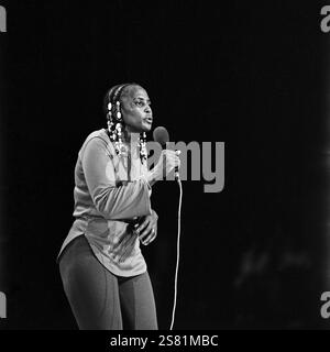 Die legendäre südafrikanische Sängerin, Songschreiberin, Schauspielerin und Aktivistin Miriam Makeba (Zenzile Miriam Makeba), alias Mama Africa, die mit einem Sonderkonzert den Höhepunkt der zweiten Hälfte des 15. Festivals des politischen Liedes im neu-erbauten Ost-Berliner Friedrichstadt-Palast markierte. Den Auftritt nahm sie außerdem als Möglichkeit nahm, um das apartheid-System in ihrem Heimatland anzuprangern und um die Bemühungen um Nelson Mandelas Freilassung der DDR-Öffentlichkeit näher zu bringen, DDR 1985. | la légendaire chanteuse, compositrice, actrice et militante sud-africaine Miriam Banque D'Images