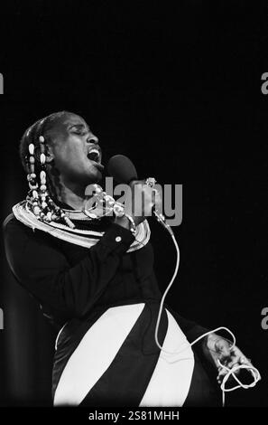 Die legendäre südafrikanische Sängerin, Songschreiberin, Schauspielerin und Aktivistin Miriam Makeba (Zenzile Miriam Makeba), alias Mama Africa, die mit einem Sonderkonzert den Höhepunkt der zweiten Hälfte des 15. Festivals des politischen Liedes im neu-erbauten Ost-Berliner Friedrichstadt-Palast markierte. Den Auftritt nahm sie außerdem als Möglichkeit nahm, um das apartheid-System in ihrem Heimatland anzuprangern und um die Bemühungen um Nelson Mandelas Freilassung der DDR-Öffentlichkeit näher zu bringen, DDR 1985. | la légendaire chanteuse, compositrice, actrice et militante sud-africaine Miriam Banque D'Images