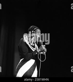 Die legendäre südafrikanische Sängerin, Songschreiberin, Schauspielerin und Aktivistin Miriam Makeba (Zenzile Miriam Makeba), alias Mama Africa, die mit einem Sonderkonzert den Höhepunkt der zweiten Hälfte des 15. Festivals des politischen Liedes im neu-erbauten Ost-Berliner Friedrichstadt-Palast markierte. Den Auftritt nahm sie außerdem als Möglichkeit nahm, um das apartheid-System in ihrem Heimatland anzuprangern und um die Bemühungen um Nelson Mandelas Freilassung der DDR-Öffentlichkeit näher zu bringen, DDR 1985. | la légendaire chanteuse, compositrice, actrice et militante sud-africaine Miriam Banque D'Images