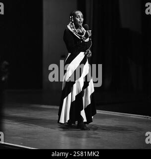 Die legendäre südafrikanische Sängerin, Songschreiberin, Schauspielerin und Aktivistin Miriam Makeba (Zenzile Miriam Makeba), alias Mama Africa, die mit einem Sonderkonzert den Höhepunkt der zweiten Hälfte des 15. Festivals des politischen Liedes im neu-erbauten Ost-Berliner Friedrichstadt-Palast markierte. Den Auftritt nahm sie außerdem als Möglichkeit nahm, um das apartheid-System in ihrem Heimatland anzuprangern und um die Bemühungen um Nelson Mandelas Freilassung der DDR-Öffentlichkeit näher zu bringen, DDR 1985. | la légendaire chanteuse, compositrice, actrice et militante sud-africaine Miriam Banque D'Images