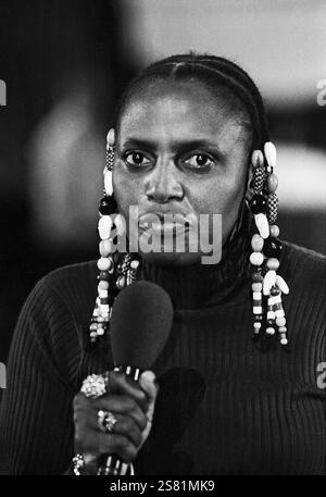 Die legendäre südafrikanische Sängerin, Songschreiberin, Schauspielerin und Aktivistin Miriam Makeba (Zenzile Miriam Makeba), alias Mama Africa, die mit einem Sonderkonzert den Höhepunkt der zweiten Hälfte des 15. Festivals des politischen Liedes im neu-erbauten Ost-Berliner Friedrichstadt-Palast markierte. Den Auftritt nahm sie außerdem als Möglichkeit nahm, um das apartheid-System in ihrem Heimatland anzuprangern und um die Bemühungen um Nelson Mandelas Freilassung der DDR-Öffentlichkeit näher zu bringen, DDR 1985. | la légendaire chanteuse, compositrice, actrice et militante sud-africaine Miriam Banque D'Images