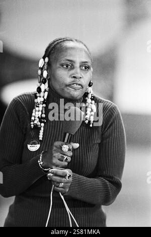 Die legendäre südafrikanische Sängerin, Songschreiberin, Schauspielerin und Aktivistin Miriam Makeba (Zenzile Miriam Makeba), alias Mama Africa, die mit einem Sonderkonzert den Höhepunkt der zweiten Hälfte des 15. Festivals des politischen Liedes im neu-erbauten Ost-Berliner Friedrichstadt-Palast markierte. Den Auftritt nahm sie außerdem als Möglichkeit nahm, um das apartheid-System in ihrem Heimatland anzuprangern und um die Bemühungen um Nelson Mandelas Freilassung der DDR-Öffentlichkeit näher zu bringen, DDR 1985. | la légendaire chanteuse, compositrice, actrice et militante sud-africaine Miriam Banque D'Images