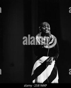 Die legendäre südafrikanische Sängerin, Songschreiberin, Schauspielerin und Aktivistin Miriam Makeba (Zenzile Miriam Makeba), alias Mama Africa, die mit einem Sonderkonzert den Höhepunkt der zweiten Hälfte des 15. Festivals des politischen Liedes im neu-erbauten Ost-Berliner Friedrichstadt-Palast markierte. Den Auftritt nahm sie außerdem als Möglichkeit nahm, um das apartheid-System in ihrem Heimatland anzuprangern und um die Bemühungen um Nelson Mandelas Freilassung der DDR-Öffentlichkeit näher zu bringen, DDR 1985. | la légendaire chanteuse, compositrice, actrice et militante sud-africaine Miriam Banque D'Images