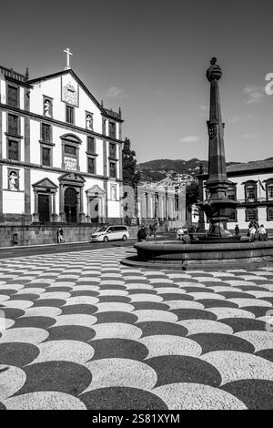 Église Saint Jean l'évangéliste (Igreja de São João Evangelista) du Collège des Jésuites de la place municipale (Praça do Município), Funchal, Madère Banque D'Images