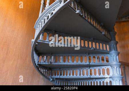 Escaliers d'un escalier en colimaçon en fonte peinte en gris, architecture classique, fond photo vertical Banque D'Images