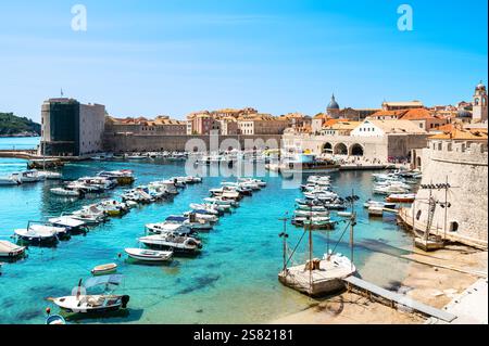 Port de Dubrovnik avec des bateaux à la vieille ville, Croatie Banque D'Images
