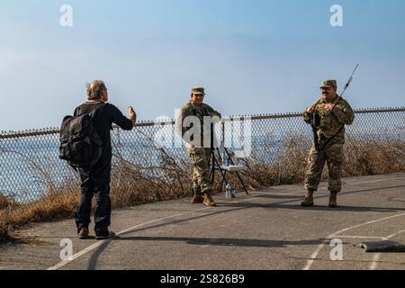 La Garde nationale empêche les piétons et les cyclistes d'entrer dans la piste cyclable de Santa Monica et les Pacific Palisades pendant l'incendie de la Palisade le 19 janvier 2025 Banque D'Images