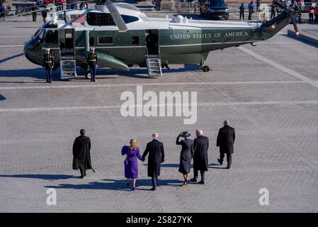 Washington, États-Unis. 20 janvier 2025. De gauche à droite, l’ancienne première dame Jill Biden, l’ancien président Joe Biden, la première dame Melania Trump et le président Donald Trump marchent vers Marine One après l’investiture présidentielle de 2025 au Capitole des États-Unis à Washington, DC, le lundi 20 janvier 2025. Photo de piscine par Jack Gruber/UPI crédit : UPI/Alamy Live News Banque D'Images