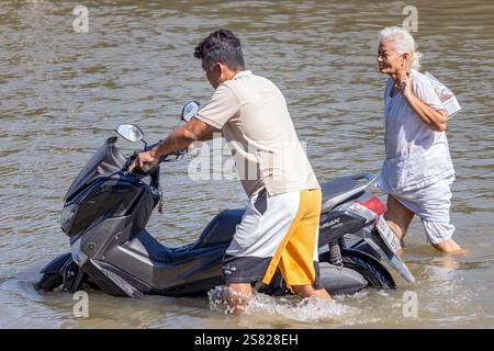 SAMUT PRAKAN, THAÏLANDE, 19 nov 2024, les gens marchent dans une rue inondée Banque D'Images