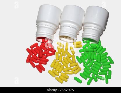 Capsules colorées renversées à partir de trois bouteilles. Une image vibrante présentant des médicaments ou des suppléments. Banque D'Images