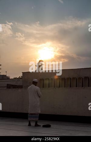 Un homme priant à la mosquée nationale Baitul Mukarram à Dhaka, Banque D'Images