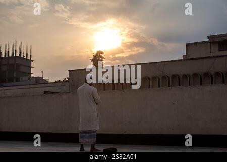 Un homme priant à la mosquée nationale Baitul Mukarram à Dhaka. Banque D'Images