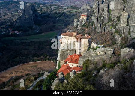 Monastère orthodoxe chrétien de Roussanou (ou 'Agias Varvaras') niché en hauteur sur un énorme rocher. Il fait partie de la célèbre communauté monastique des Météores. Banque D'Images