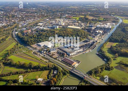 Vue aérienne, port de la ville de Lünen, autoroute fédérale B54 et pont du canal Dortmunder Straße, fonderie de cuivre Aurubis AG et recycleur de cuivre, Lünen, Ruhr sont Banque D'Images