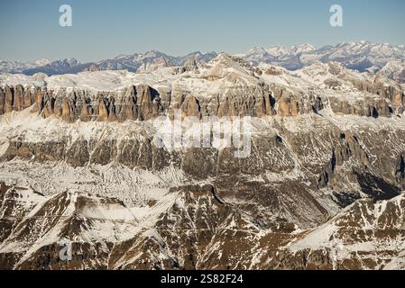 Marmolada en hiver, Dolomites et Tauern gamme en arrière-plan, Dolomites, Italie. Vue aérienne du glacier Marmolada depuis Drone, Dolomite Mountains. Vendre Banque D'Images