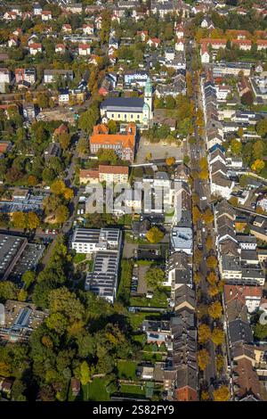 Vue aérienne, église catholique Herz Jesu et école primaire Wittekindschule, immeubles d'habitation, Waltroper Straße avec avenue bordée d'arbres, Brambauer, Banque D'Images
