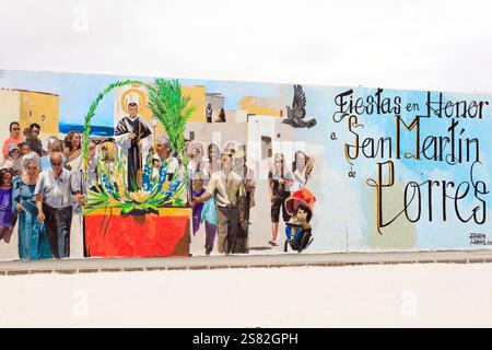 Murale à l'extérieur de l'église de San Martin de Porres, El Roque, Oliva, Fuerteventura. Prise en décembre 2024. Banque D'Images