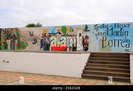 Murale à l'extérieur de l'église de San Martin de Porres, El Roque, Oliva, Fuerteventura. Prise en décembre 2024. Banque D'Images