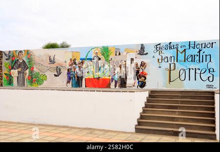 Murale à l'extérieur de l'église de San Martin de Porres, El Roque, Oliva, Fuerteventura. Prise en décembre 2024. Banque D'Images