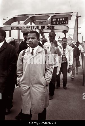 John Lewis (1940-2020) au pont Selma Pettus le dimanche sanglant lors de la marche pour les droits civiques Selma à Montgomery en Alabama le dimanche 7 mars 1965. (ÉTATS-UNIS) Banque D'Images