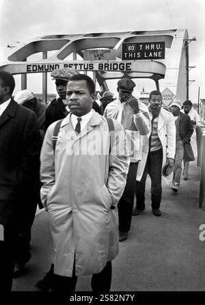 John Lewis (1940-2020) au pont Selma Pettus le dimanche sanglant lors de la marche pour les droits civiques Selma à Montgomery en Alabama le dimanche 7 mars 1965. (ÉTATS-UNIS) Banque D'Images