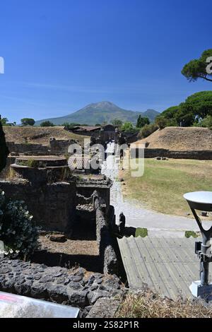 Vue sur le Vésuve depuis l'ancienne ville romaine de Pompéi Italie Banque D'Images