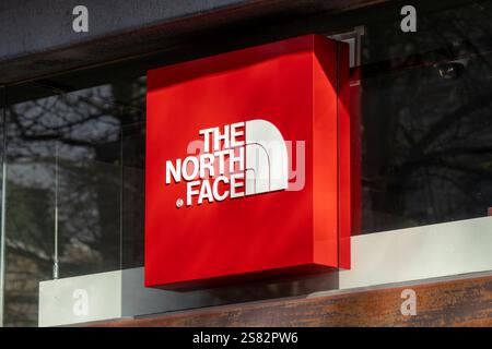 Le logo North face au-dessus de la boutique. The North face produit des vêtements de plein air, des chaussures et du matériel connexe. Banque D'Images
