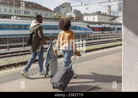 Aimer Afro-américain à la gare aller en voyage ensemble. Concepts de voyage et de romance. Banque D'Images