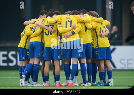 Broendby, Danemark. 18 janvier 2025. Les joueurs de Broendby IF s’unissent en caucus lors d’un match test entre Broendby IF et Hvidovre IF au Bane 2 à Broendby. Banque D'Images