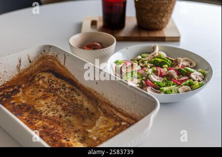Déjeuner sain^salade de radis avec poisson cuit au four Banque D'Images
