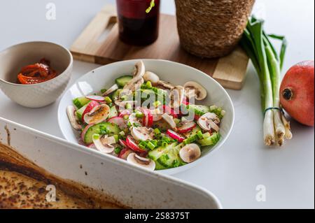 Déjeuner sain^salade de radis avec poisson cuit au four Banque D'Images