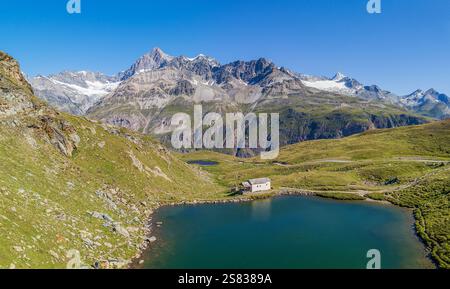 Vue aérienne du Zermatt Schwarzsee avec la chapelle Maria zum Schnee (Maria à la neige) avec les sommets des Alpes suisses en arrière-plan Banque D'Images
