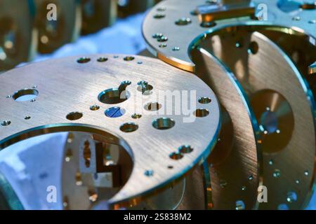 Bases de mécanisme de montre complexes fabriquées à partir de métal en attente d'assemblage dans un environnement d'usine de montres détaillé Banque D'Images
